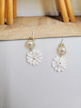 Load image into Gallery viewer, Peal Daisy Gold Earrings |Daisy flower drop earrings, Wedding earrings, Flower girl gift, Ladies White Flower Dangles gold earrings