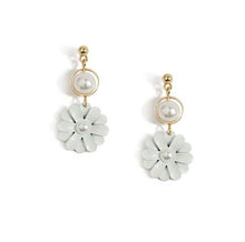 Load image into Gallery viewer, Peal Daisy Gold Earrings |Daisy flower drop earrings, Wedding earrings, Flower girl gift, Ladies White Flower Dangles gold earrings