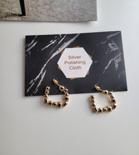 Load image into Gallery viewer, European and American retro gold C-shape paint earrings black resin small square earrings/Best gift for mother&#39;s day
